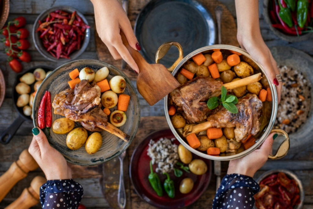 KURBAN BAYRAMINDA BESLENME: SAĞLIKLI SEÇİMLERLE KEYİFLİ BİR TATİL kurban bayraminda dikkat etmeniz gereken beslenme onerileri