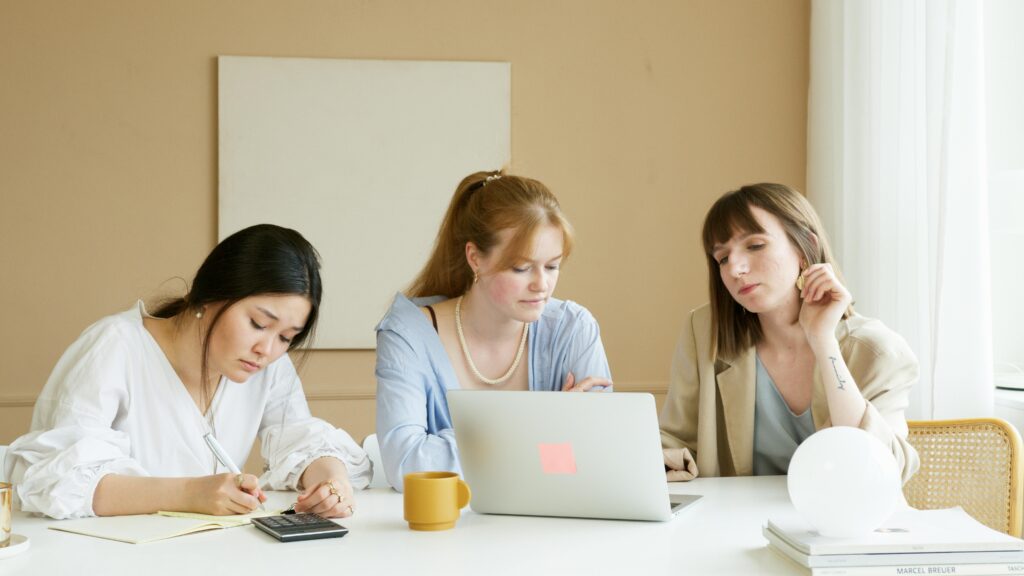 İş Yerinde Sağlıklı Beslenme: Günlük Rutinlerinizi Nasıl Daha Sağlıklı Hale Getirebilirsiniz? pexels artempodrez 8511884